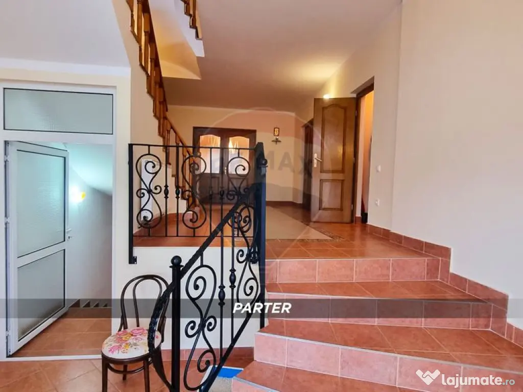 Casă / Vilă de lux cu 2 garaje, 10 camere de vânzare ?...