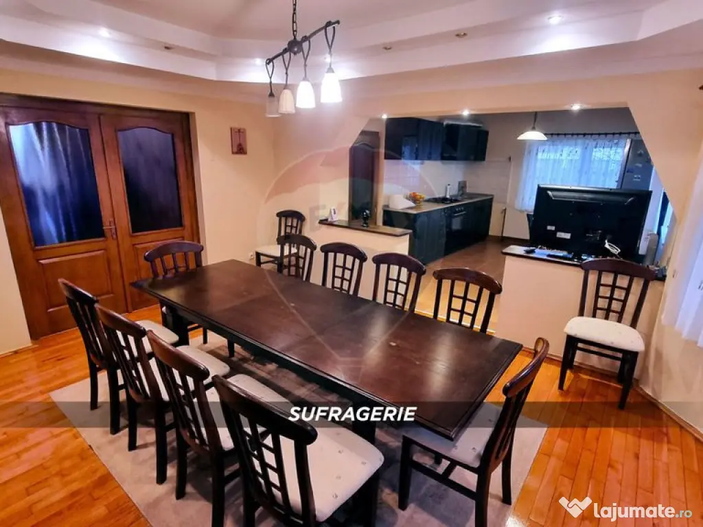 Casă / Vilă de lux cu 2 garaje, 10 camere de vânzare ?...