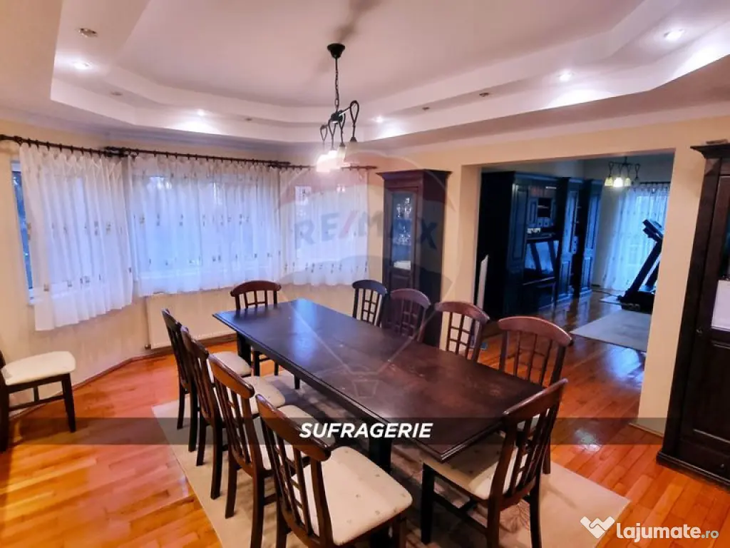 Casă / Vilă de lux cu 2 garaje, 10 camere de vânzare ?...