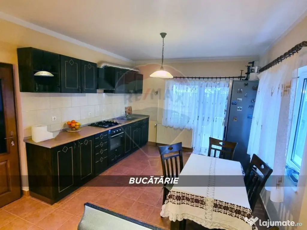 Casă / Vilă de lux cu 2 garaje, 10 camere de vânzare ?...