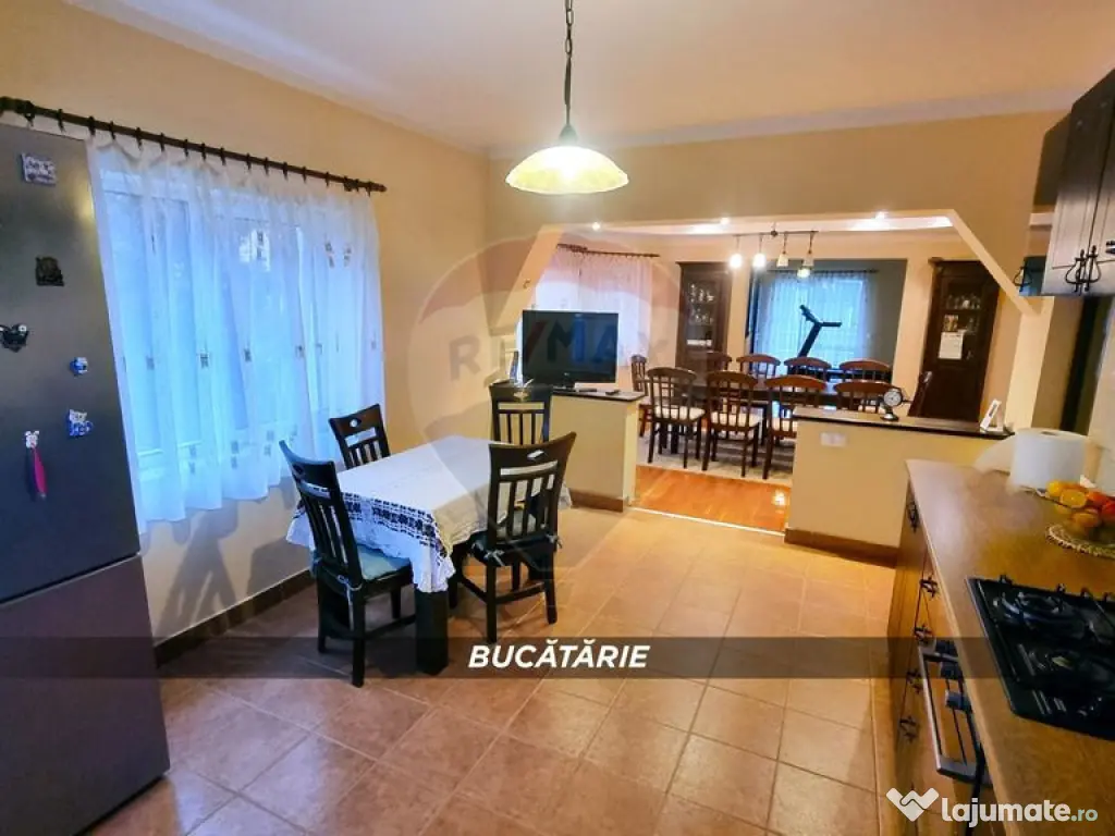 Casă / Vilă de lux cu 2 garaje, 10 camere de vânzare ?...