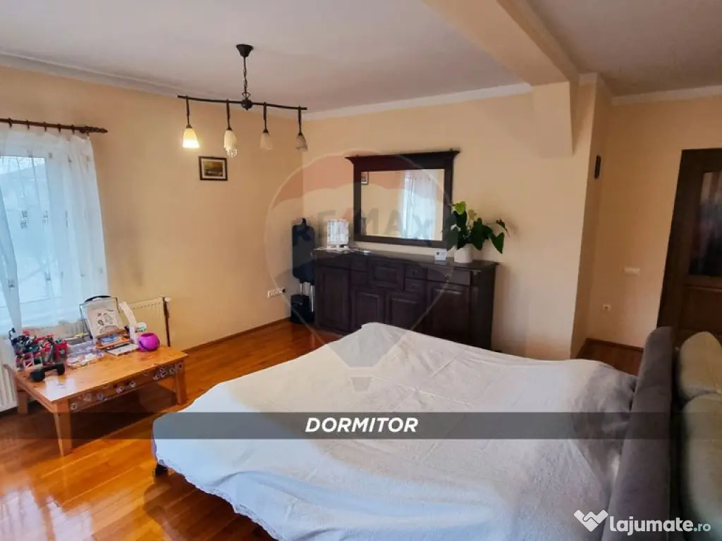 Casă / Vilă de lux cu 2 garaje, 10 camere de vânzare ?...