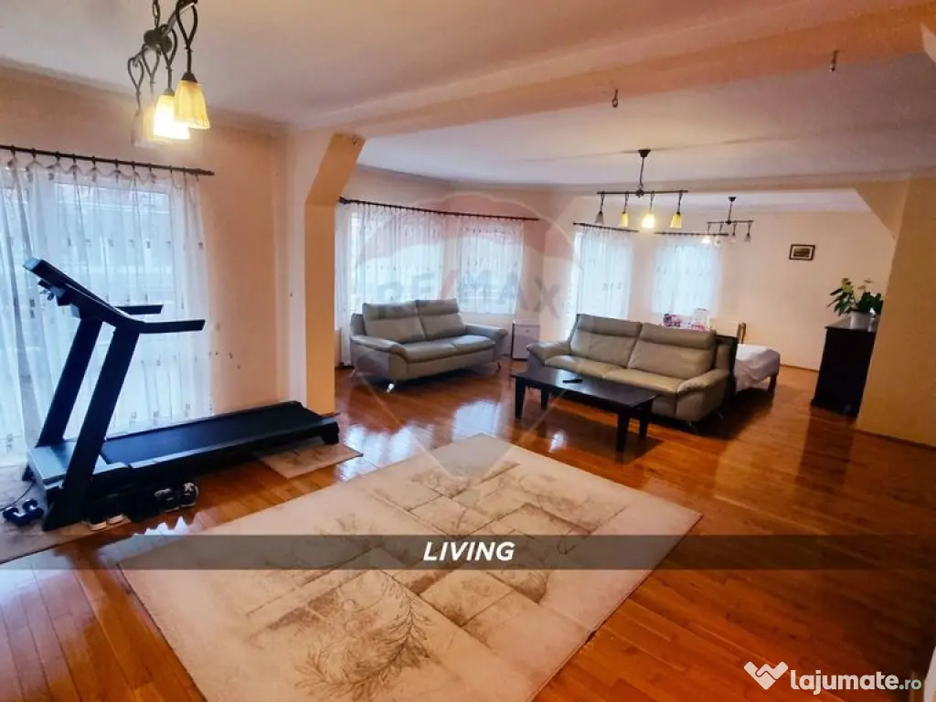 Casă / Vilă de lux cu 2 garaje, 10 camere de vânzare ?...