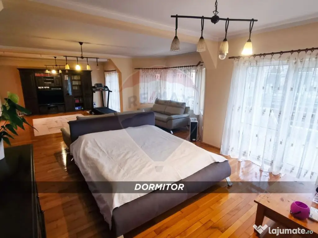 Casă / Vilă de lux cu 2 garaje, 10 camere de vânzare ?...