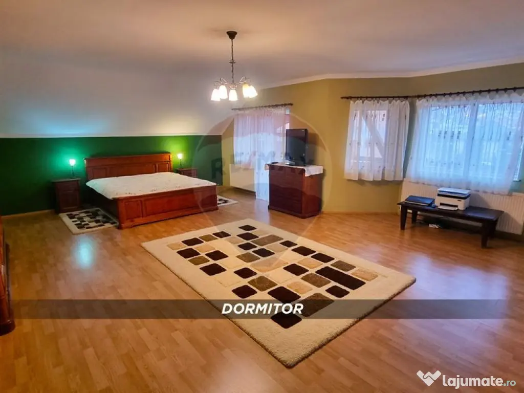 Casă / Vilă de lux cu 2 garaje, 10 camere de vânzare ?...