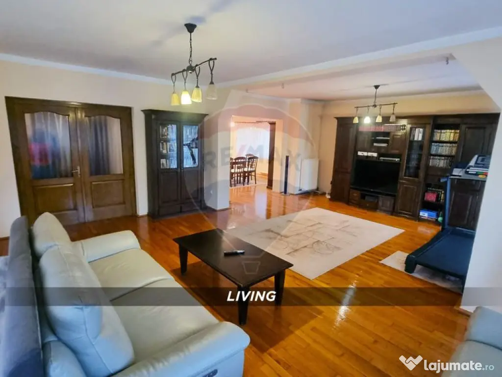 Casă / Vilă de lux cu 2 garaje, 10 camere de vânzare ?...