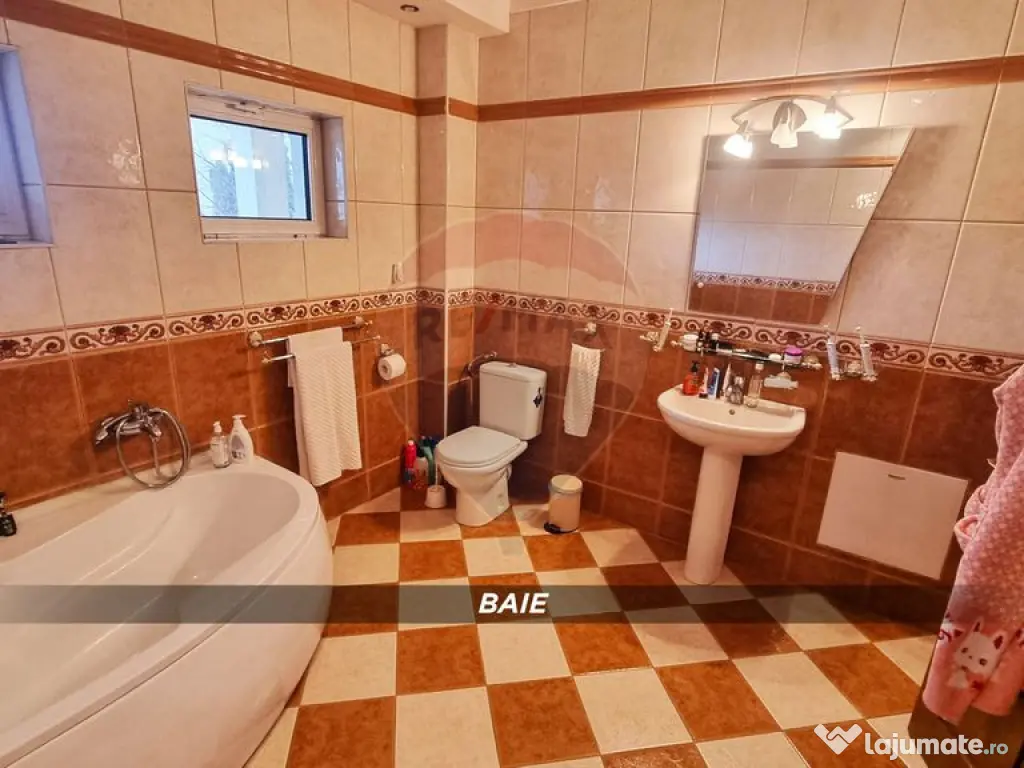 Casă / Vilă de lux cu 2 garaje, 10 camere de vânzare ?...