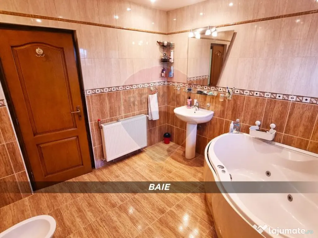 Casă / Vilă de lux cu 2 garaje, 10 camere de vânzare ?...