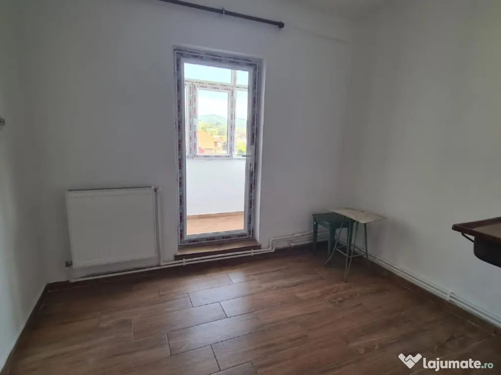 Vând apartament cu 2 cam, decomandat et.1 Curtea de Arges Ivancea.