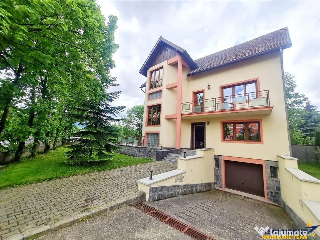 Vila impetuoasa pe 700mp teren:Spatiu versatil pentru locuin