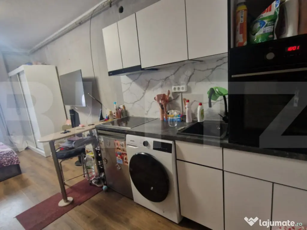 Garsoniera Centru Civic - cu baie si bucatarie vedere spre T