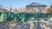 Teren de Vis în Tărlungeni cu Căsuță din Lemn – Li...