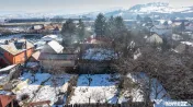 Teren de Vis în Tărlungeni cu Căsuță din Lemn – Li...