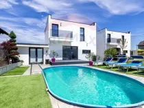 Vilă de lux cu piscina de închiriat