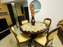Set Dining Elegant: Masă Rotundă + 4 Scaune Tapițate (Stil Clasic)
