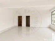 DE INCHIRIAT - renovat - parter si etajul 1 - stradal 