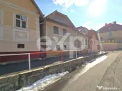 Casă cu potențial în Schei – cu front la două străzi 