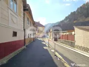 Casă cu potențial în Schei – cu front la două străzi 