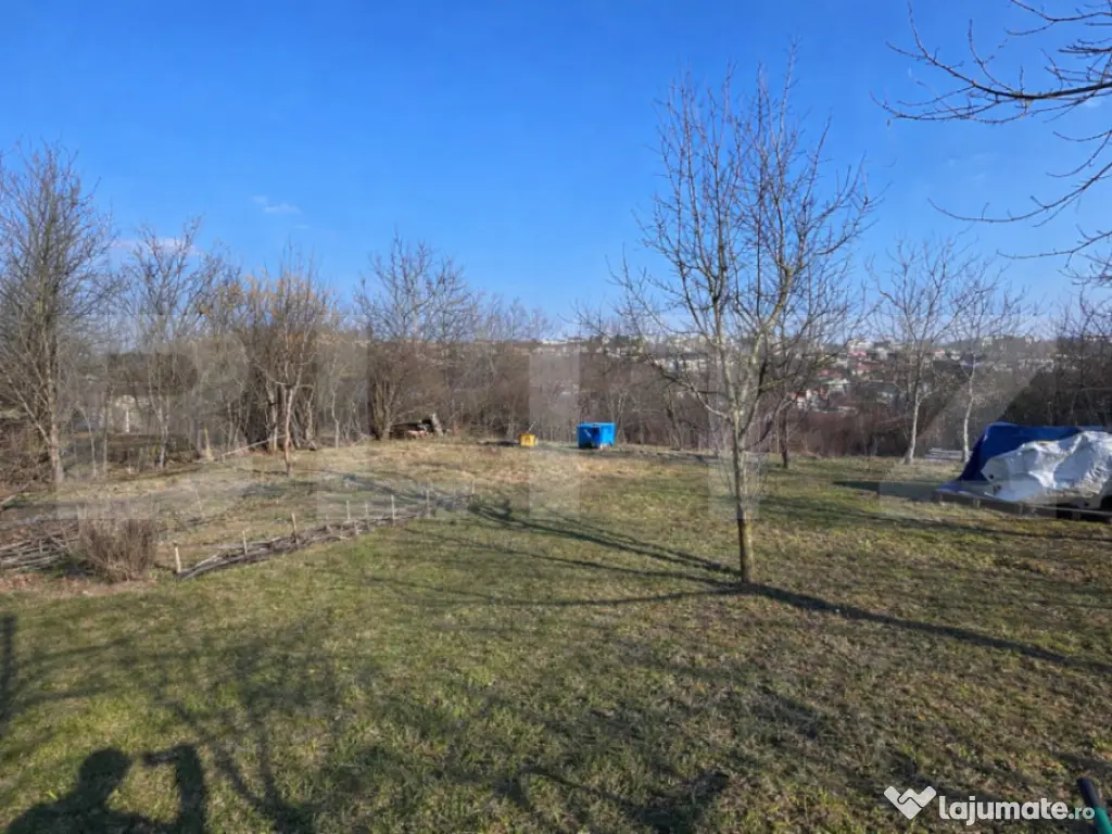 Teren generos cu casă – ideal pentru renovare sau dezvolt