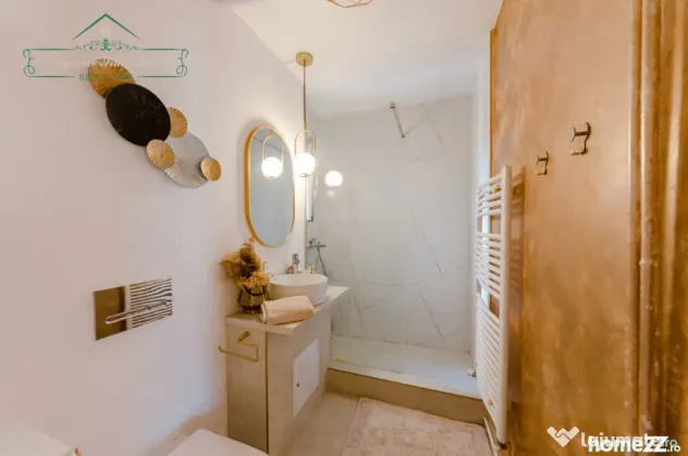 Apartament cu 5 camere si centrala proprie, zona Aurel Vlaic