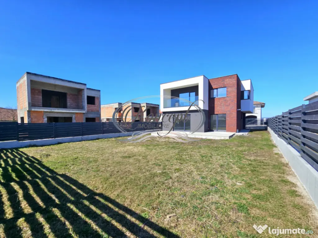 Locuinta moderna cu design cubic si curte plana in Dezmir