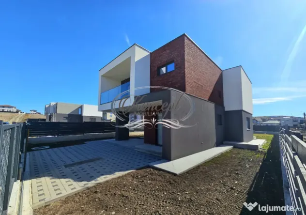 Locuinta moderna cu design cubic si curte plana in Dezmir