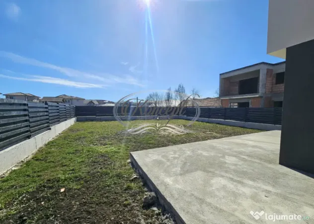 Locuinta moderna cu design cubic si curte plana in Dezmir