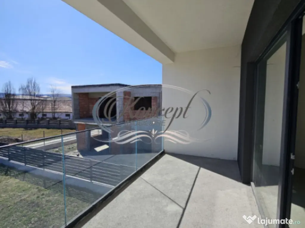 Locuinta moderna cu design cubic si curte plana in Dezmir