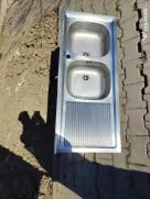 Vând chiuveta inox cu doua cuve și scurgător stare f.b. plus baterie inox cu robineți inox gama,,Delinia"