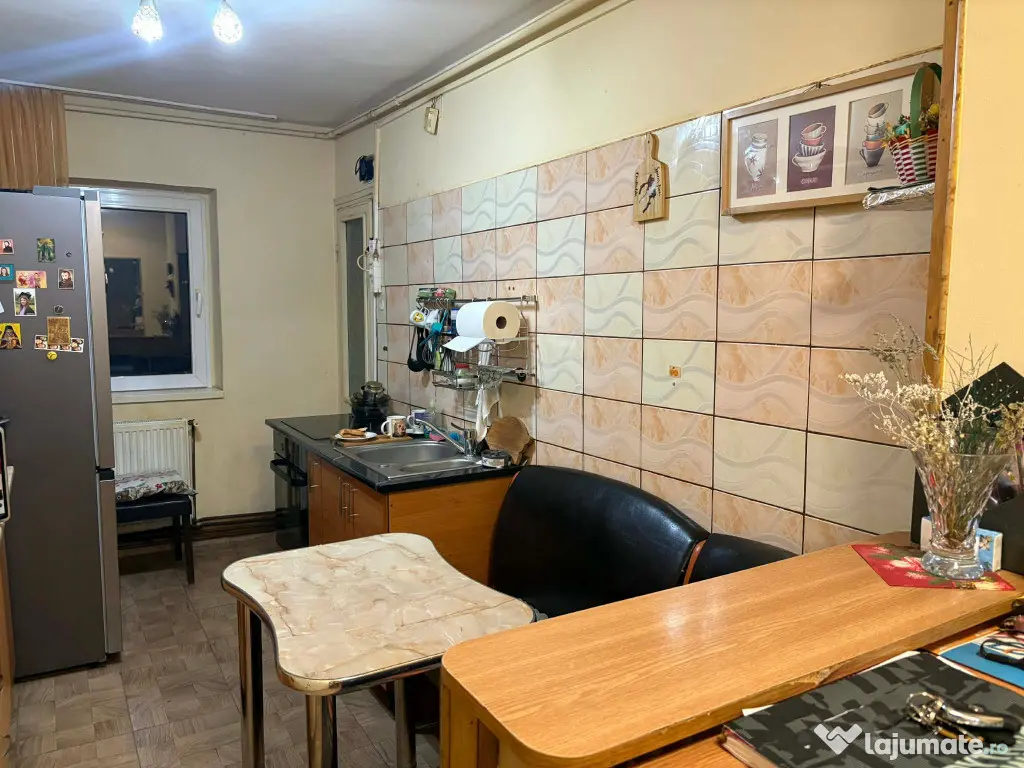 Apartament de 3 camere zona TRACTORUL