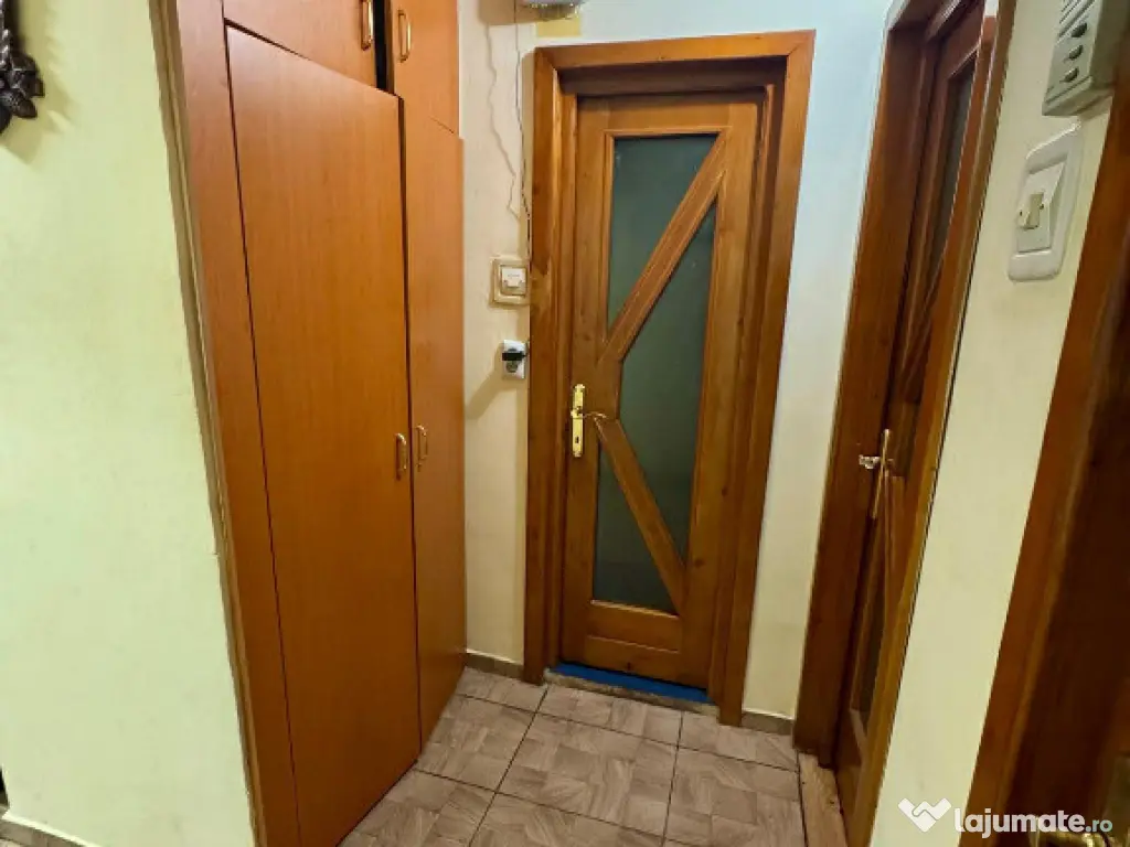 Apartament de 3 camere zona TRACTORUL