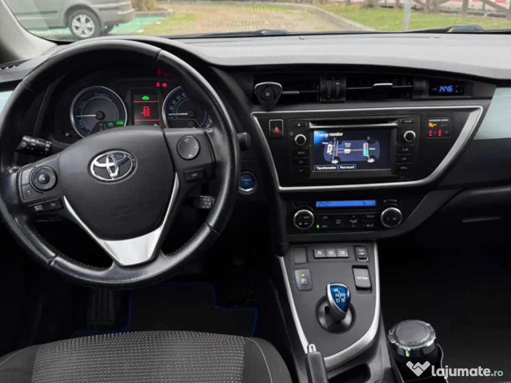 Toyota Auris Hybrid Life +