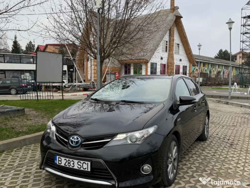 Toyota Auris Hybrid Life +