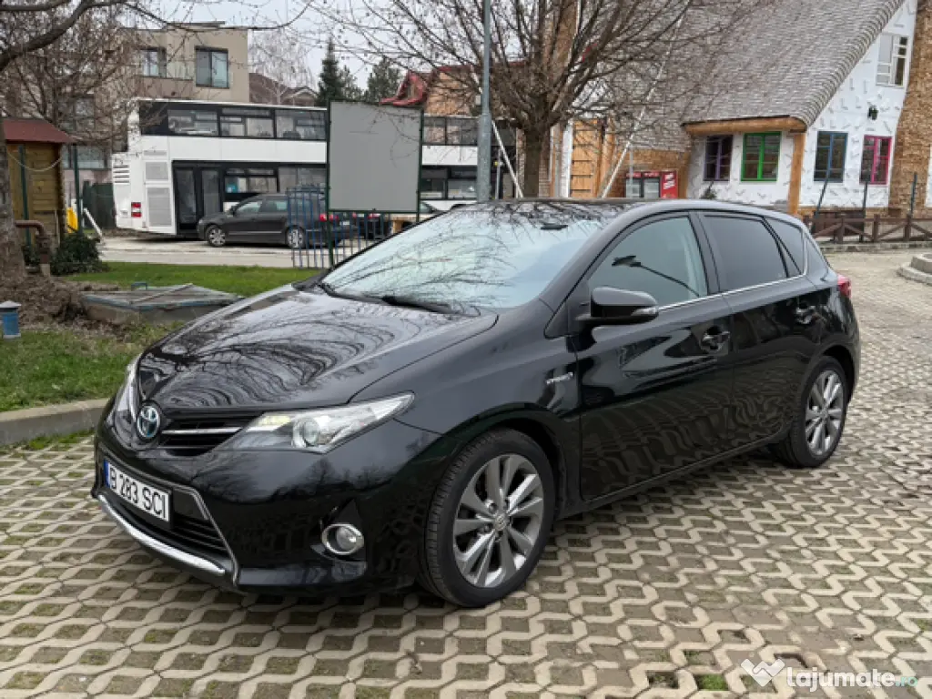 Toyota Auris Hybrid Life +