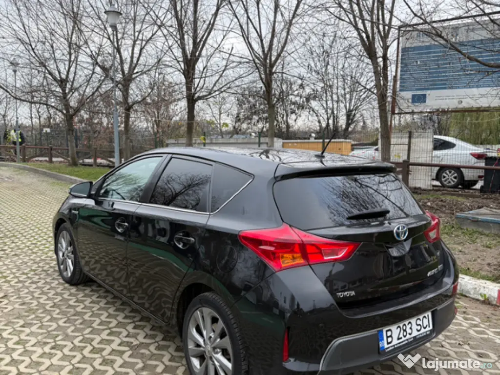Toyota Auris Hybrid Life +