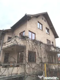 Vilă cu priveliște spre Tâmpa, în zonă liniștită din