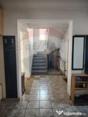 Casă / Vilă cu 8 camere de vânzare în zona Central 