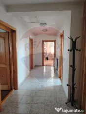 Casă / Vilă cu 8 camere de vânzare în zona Central 