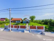 Casă cu 3 camere de vânzare 