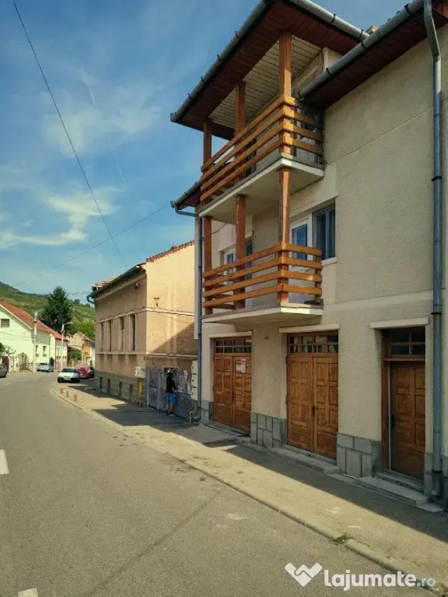 Inchiriez Vila 5 camere mari, 5 balcoane + 2 bai + bucatarie,