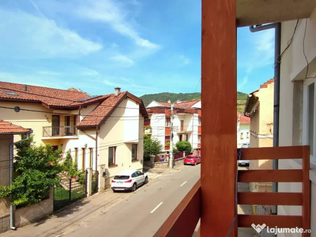 Inchiriez Vila 5 camere mari, 5 balcoane + 2 bai + bucatarie,