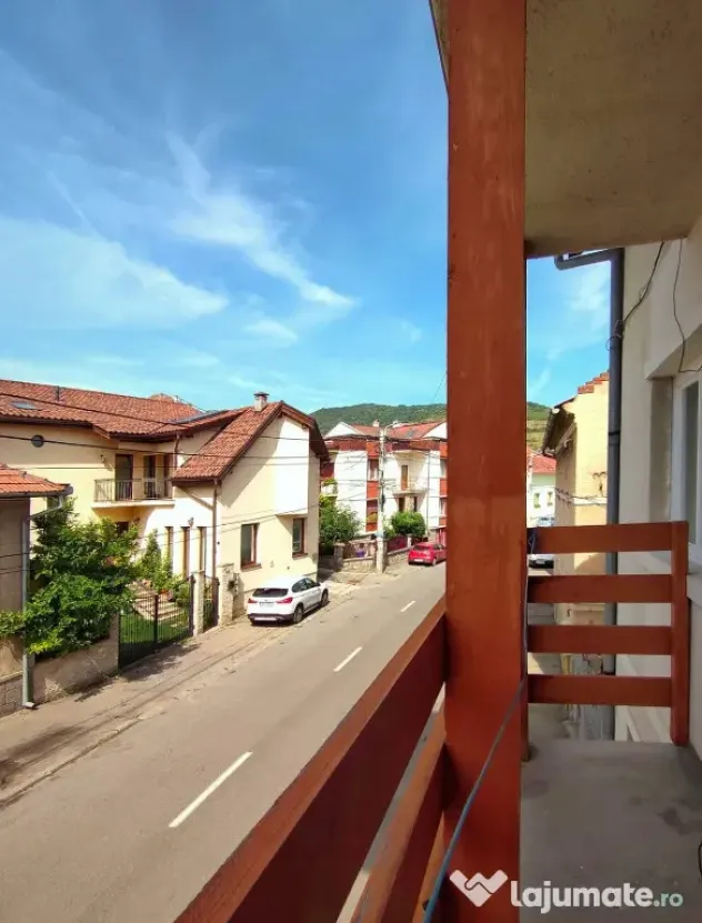 Inchiriez Vila 5 camere mari, 5 balcoane + 2 bai + bucatarie,