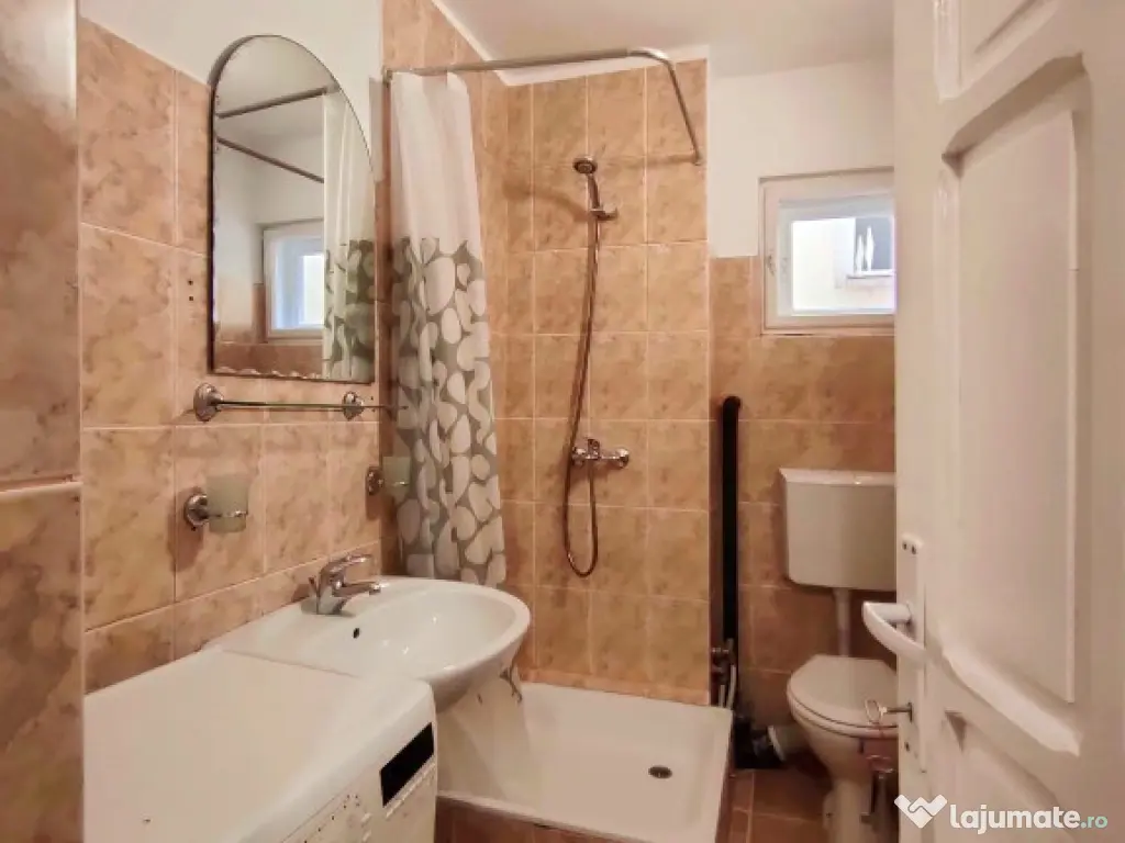 Inchiriez Vila 5 camere mari, 5 balcoane + 2 bai + bucatarie,