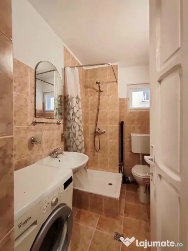Inchiriez Vila 5 camere mari, 5 balcoane + 2 bai + bucatarie,
