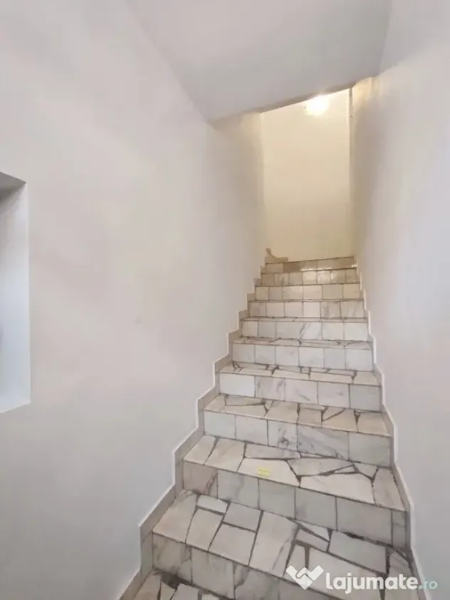 Inchiriez Vila 5 camere mari, 5 balcoane + 2 bai + bucatarie,