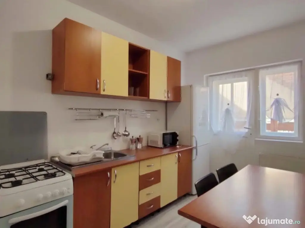 Inchiriez Vila 5 camere mari, 5 balcoane + 2 bai + bucatarie,