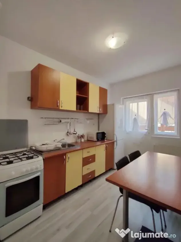 Inchiriez Vila 5 camere mari, 5 balcoane + 2 bai + bucatarie,