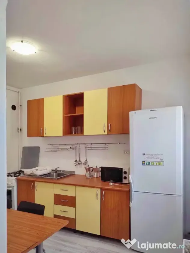 Inchiriez Vila 5 camere mari, 5 balcoane + 2 bai + bucatarie,
