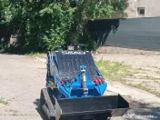 Mini Buldoexcavator cu Multiple Accesorii - Disponibil Imediat 