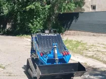 Mini Buldoexcavator cu Multiple Accesorii - Disponibil Imediat